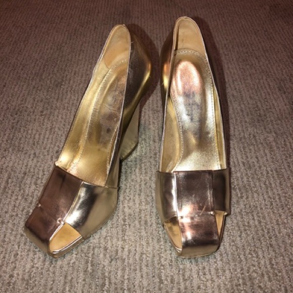 Stunning YSL Gold Leather Pumps - Picture 3 of 6